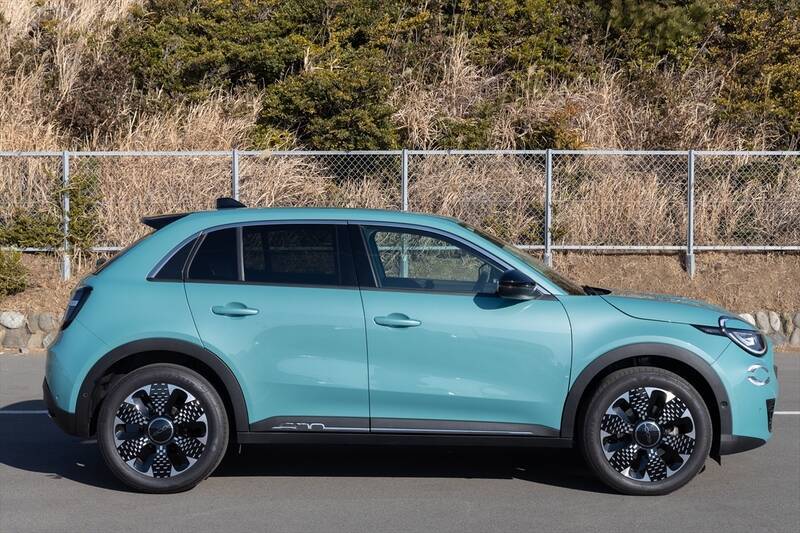 後席も荷室も我慢しない！ FIAT500の魂を受け継ぐ5ドアSUV「600（セイチェント）」がめちゃ優秀