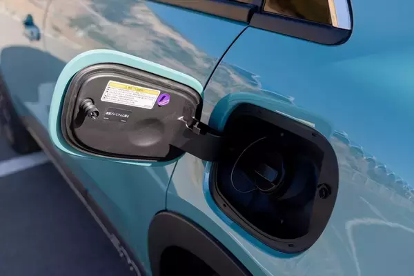 「後席も荷室も我慢しない！ FIAT500の魂を受け継ぐ5ドアSUV「600（セイチェント）」がめちゃ優秀」の画像