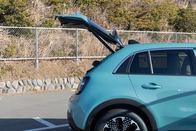 後席も荷室も我慢しない！ FIAT500の魂を受け継ぐ5ドアSUV「600（セイチェント）」がめちゃ優秀