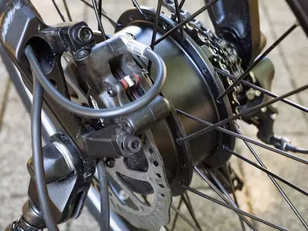 「オシャレだけど走りはガチのe-bike！ BESV「PS-1」は電動アシストが切れても快適に走れる」の画像