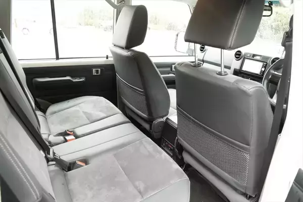 「無骨でカッコイイ！ 500万円以下でSUVを買うならトヨタ「ランクル70」しかない」の画像