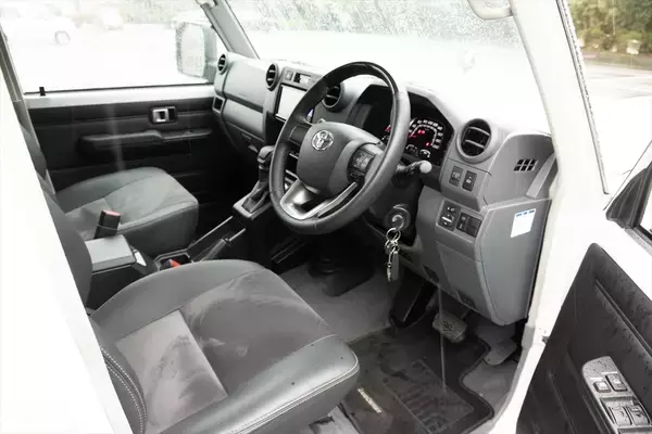 「無骨でカッコイイ！ 500万円以下でSUVを買うならトヨタ「ランクル70」しかない」の画像