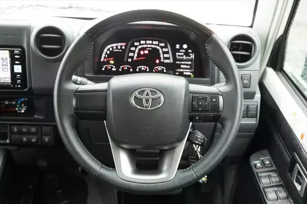 「無骨でカッコイイ！ 500万円以下でSUVを買うならトヨタ「ランクル70」しかない」の画像