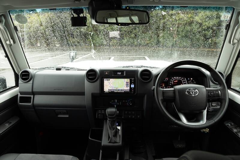 無骨でカッコイイ！ 500万円以下でSUVを買うならトヨタ「ランクル70」しかない