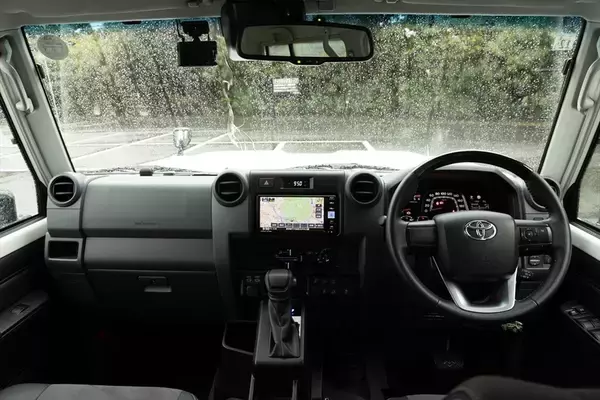 「無骨でカッコイイ！ 500万円以下でSUVを買うならトヨタ「ランクル70」しかない」の画像