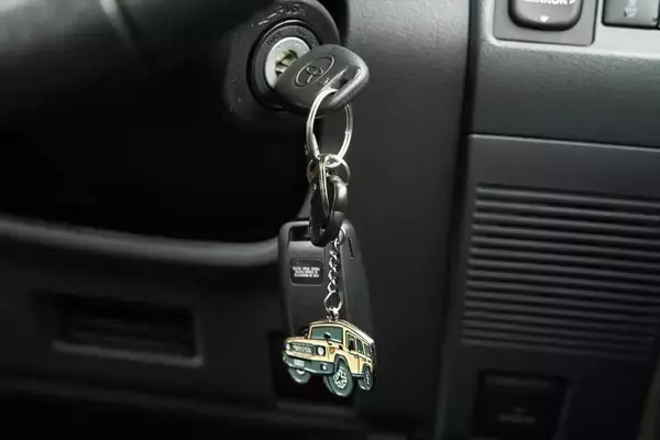 「無骨でカッコイイ！ 500万円以下でSUVを買うならトヨタ「ランクル70」しかない」の画像