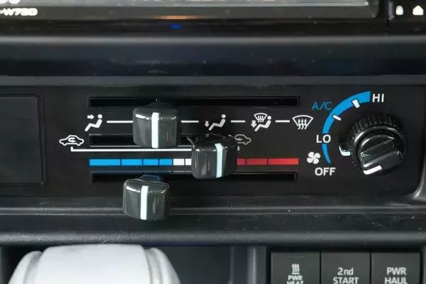 「無骨でカッコイイ！ 500万円以下でSUVを買うならトヨタ「ランクル70」しかない」の画像