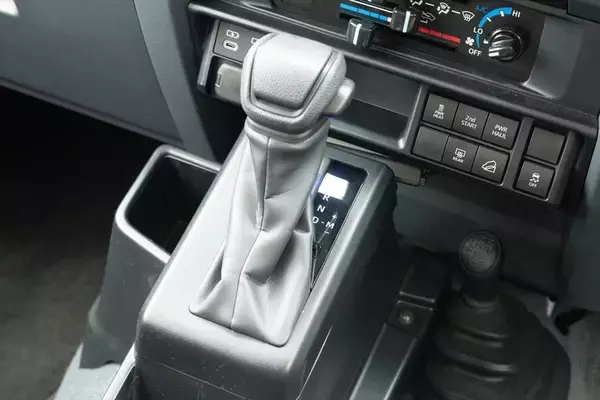 「無骨でカッコイイ！ 500万円以下でSUVを買うならトヨタ「ランクル70」しかない」の画像