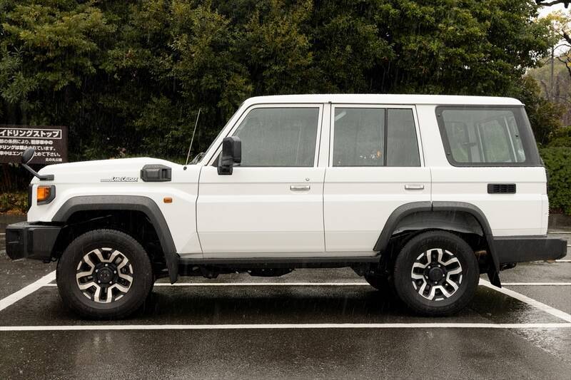 無骨でカッコイイ！ 500万円以下でSUVを買うならトヨタ「ランクル70」しかない