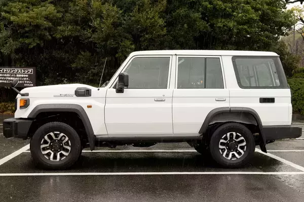 「無骨でカッコイイ！ 500万円以下でSUVを買うならトヨタ「ランクル70」しかない」の画像