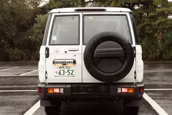 「無骨でカッコイイ！ 500万円以下でSUVを買うならトヨタ「ランクル70」しかない」の画像