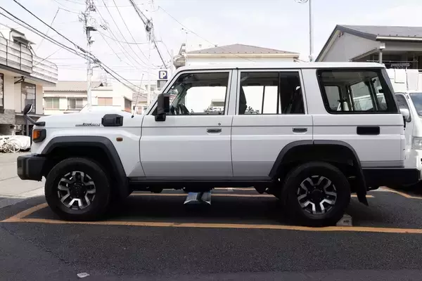 「無骨でカッコイイ！ 500万円以下でSUVを買うならトヨタ「ランクル70」しかない」の画像