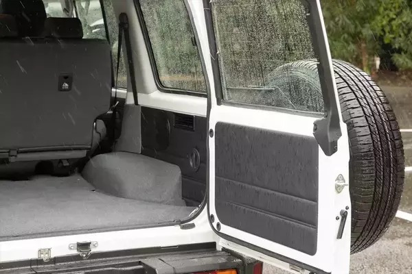 「無骨でカッコイイ！ 500万円以下でSUVを買うならトヨタ「ランクル70」しかない」の画像