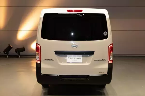 「日産「キャラバン MYROOM」は部屋ごと出かけるような車中泊の最終形態！」の画像