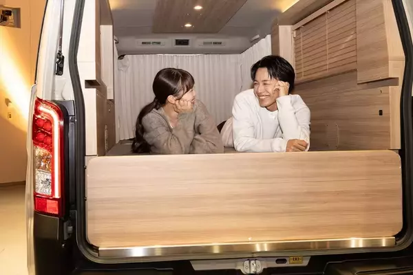 「日産「キャラバン MYROOM」は部屋ごと出かけるような車中泊の最終形態！」の画像