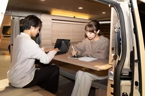 「日産「キャラバン MYROOM」は部屋ごと出かけるような車中泊の最終形態！」の画像