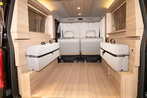「日産「キャラバン MYROOM」は部屋ごと出かけるような車中泊の最終形態！」の画像