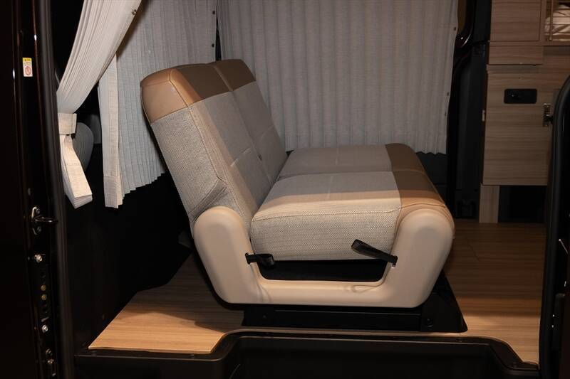 日産「キャラバン MYROOM」は部屋ごと出かけるような車中泊の最終形態！