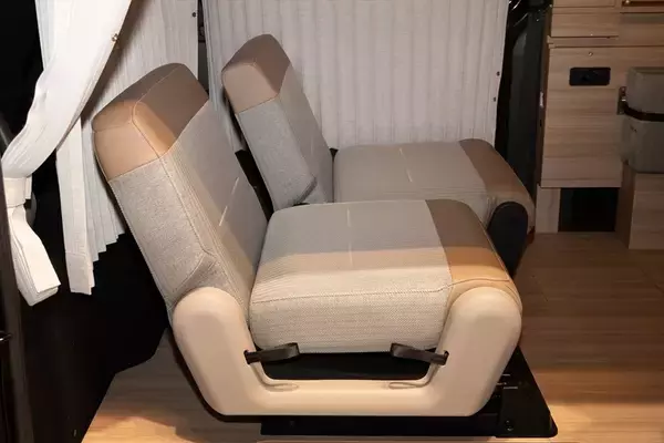 「日産「キャラバン MYROOM」は部屋ごと出かけるような車中泊の最終形態！」の画像