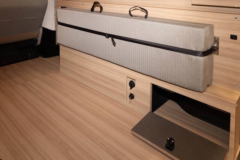 日産「キャラバン MYROOM」は部屋ごと出かけるような車中泊の最終形態！