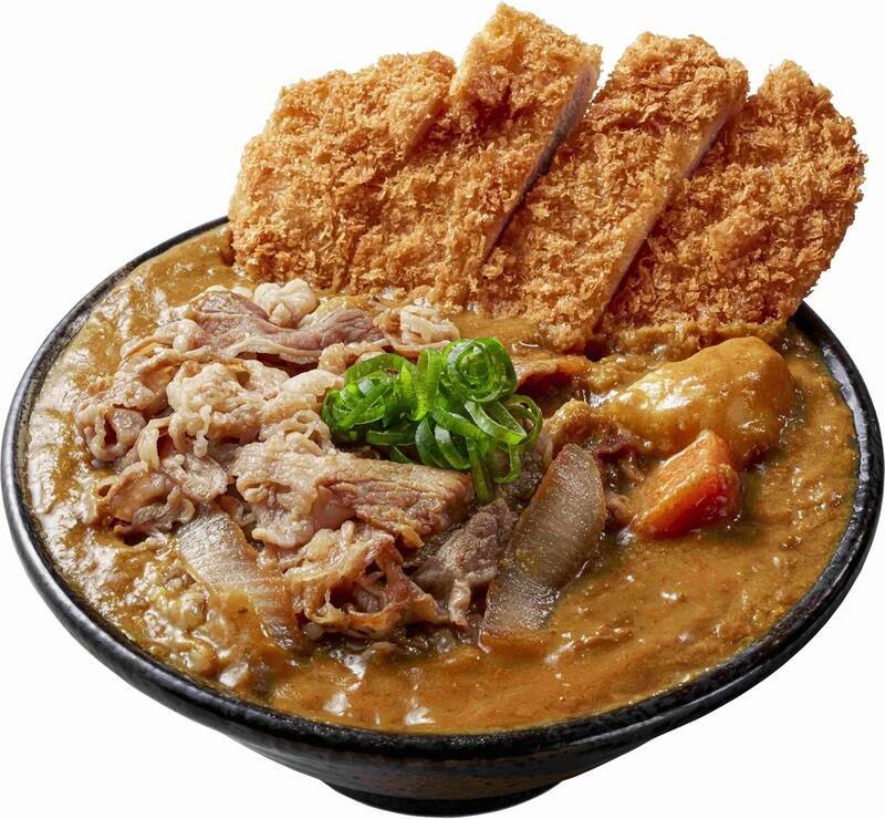 総重量1kgに迫る「あふれ盛り肉カレーうどん」！全国の店舗で本日販売スタート
