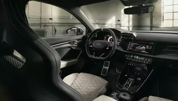 「アウディ、5気筒エンジン50周年を祝う限定車 カーボン尽くしの「RS 3 competition limited」」の画像