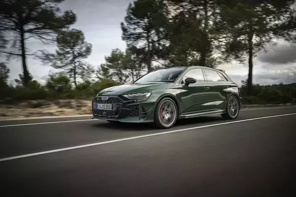 「アウディ、5気筒エンジン50周年を祝う限定車 カーボン尽くしの「RS 3 competition limited」」の画像