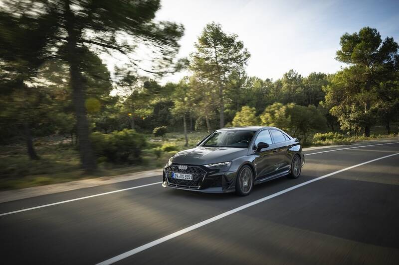 アウディ、5気筒エンジン50周年を祝う限定車 カーボン尽くしの「RS 3 competition limited」