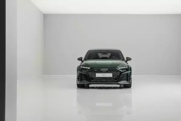 「アウディ、5気筒エンジン50周年を祝う限定車 カーボン尽くしの「RS 3 competition limited」」の画像