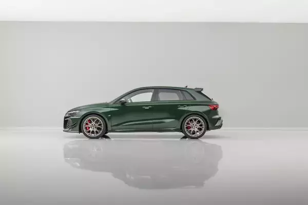 「アウディ、5気筒エンジン50周年を祝う限定車 カーボン尽くしの「RS 3 competition limited」」の画像