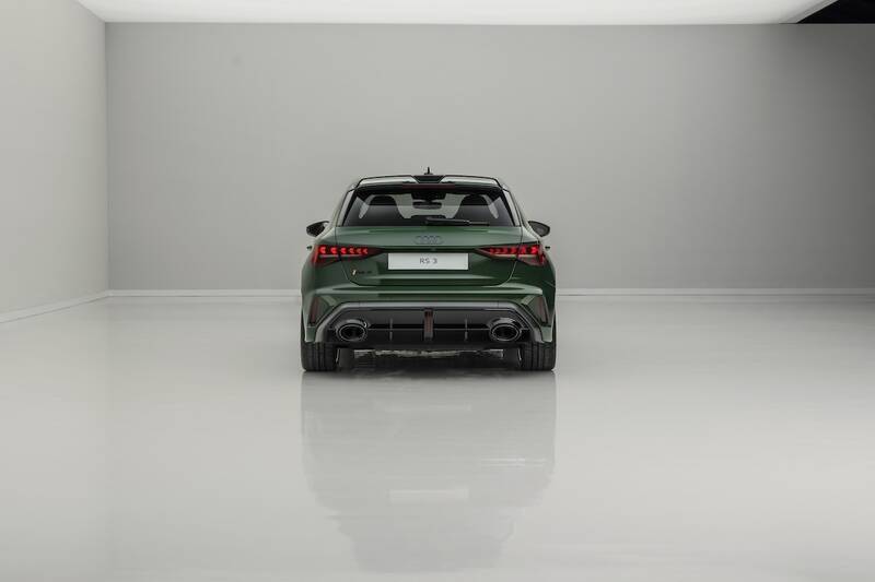 アウディ、5気筒エンジン50周年を祝う限定車 カーボン尽くしの「RS 3 competition limited」