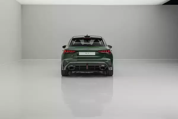 「アウディ、5気筒エンジン50周年を祝う限定車 カーボン尽くしの「RS 3 competition limited」」の画像