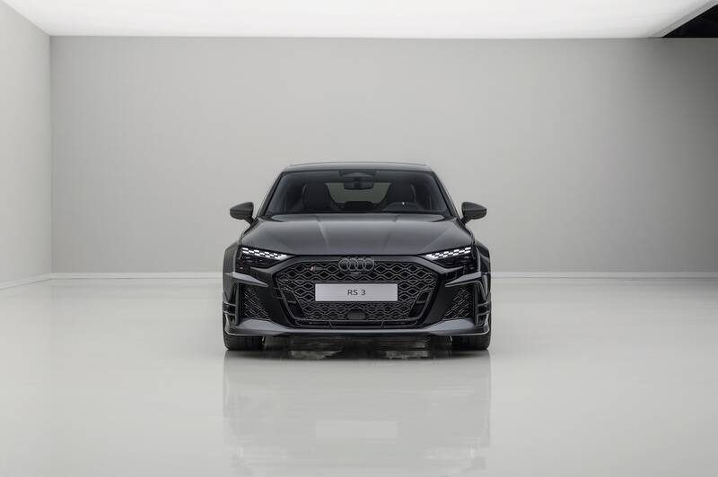 アウディ、5気筒エンジン50周年を祝う限定車 カーボン尽くしの「RS 3 competition limited」