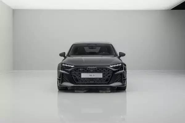 「アウディ、5気筒エンジン50周年を祝う限定車 カーボン尽くしの「RS 3 competition limited」」の画像