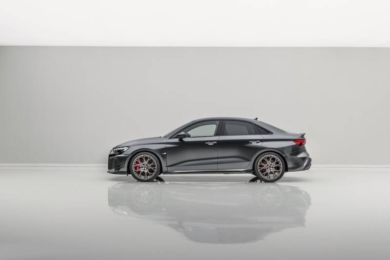アウディ、5気筒エンジン50周年を祝う限定車 カーボン尽くしの「RS 3 competition limited」