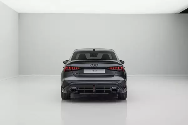 「アウディ、5気筒エンジン50周年を祝う限定車 カーボン尽くしの「RS 3 competition limited」」の画像