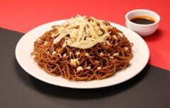 ローソンに「ペヤング 激辛」のやきそば、おにぎりが登場。激辛ソース入り【エリア限定】