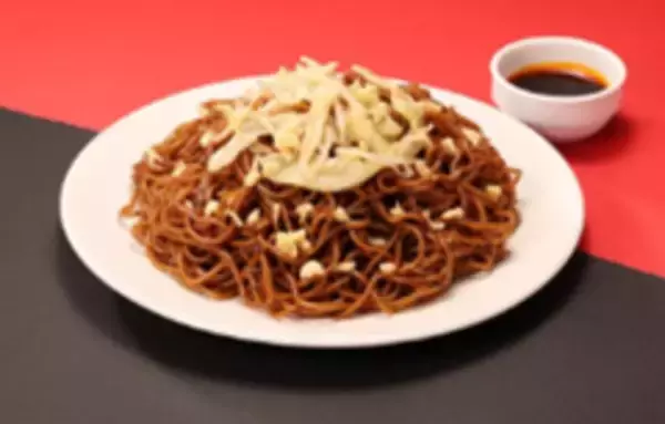 「ローソンに「ペヤング 激辛」のやきそば、おにぎりが登場。激辛ソース入り【エリア限定】」の画像