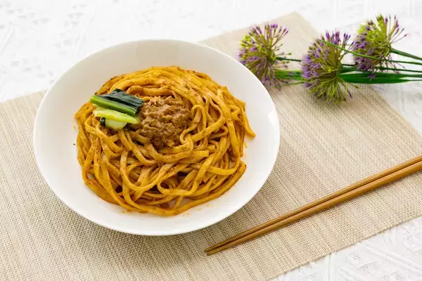 「うまいやつ！セブンに冷凍「THE GOLD汁なし担々麺」登場！ 日清と共同開発した専門店クオリティ」の画像