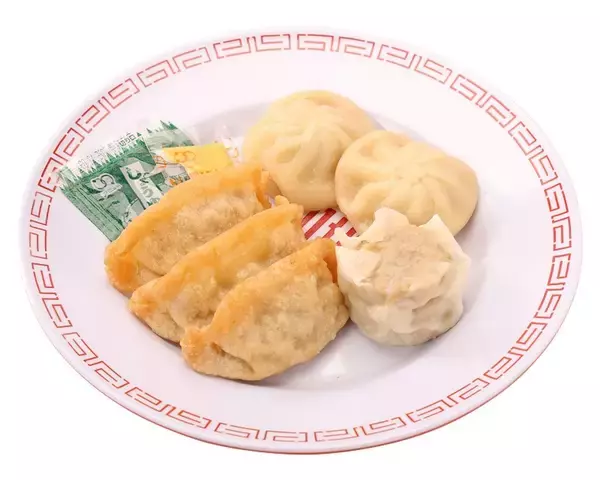 「「大阪王将」コラボ弁当がローソン100で！これだけつまってお手頃価格」の画像