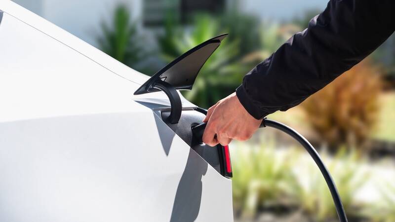 テスラついに“6人乗り”投入 新型「Model Y L」、日本発売＆4月納車スタート