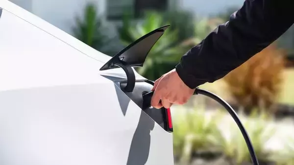 「テスラついに“6人乗り”投入 新型「Model Y L」、日本発売＆4月納車スタート」の画像