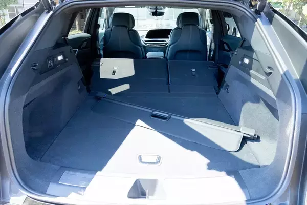 「アメ車のEV「キャデラック LYRIQ」に乗ってみた！522馬力モーターがもたらす超加速＆静粛性に感動」の画像