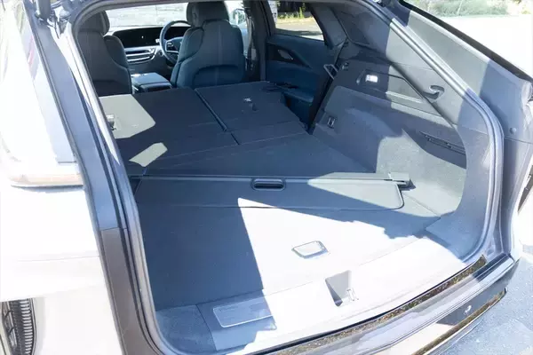 「アメ車のEV「キャデラック LYRIQ」に乗ってみた！522馬力モーターがもたらす超加速＆静粛性に感動」の画像