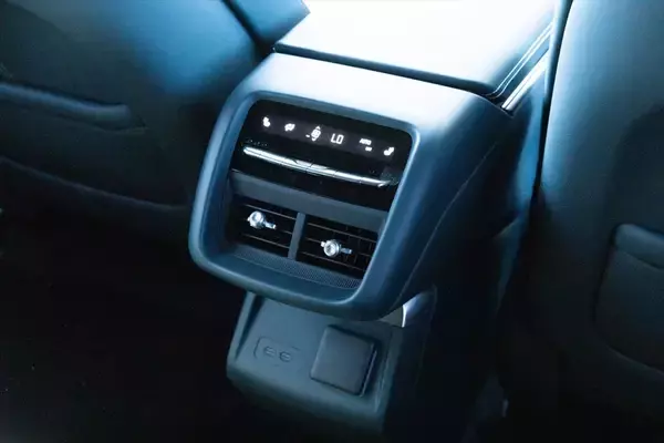 「アメ車のEV「キャデラック LYRIQ」に乗ってみた！522馬力モーターがもたらす超加速＆静粛性に感動」の画像