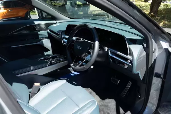 「アメ車のEV「キャデラック LYRIQ」に乗ってみた！522馬力モーターがもたらす超加速＆静粛性に感動」の画像