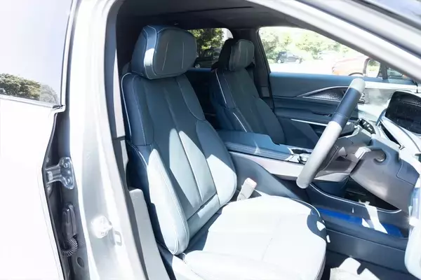 「アメ車のEV「キャデラック LYRIQ」に乗ってみた！522馬力モーターがもたらす超加速＆静粛性に感動」の画像