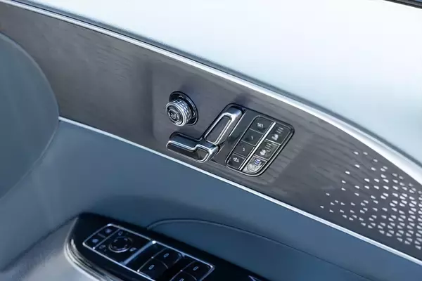 「アメ車のEV「キャデラック LYRIQ」に乗ってみた！522馬力モーターがもたらす超加速＆静粛性に感動」の画像