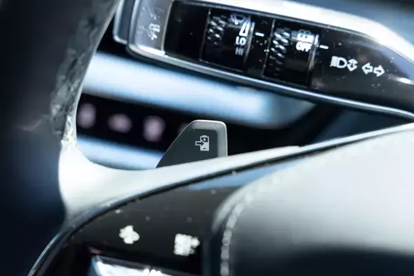 「アメ車のEV「キャデラック LYRIQ」に乗ってみた！522馬力モーターがもたらす超加速＆静粛性に感動」の画像