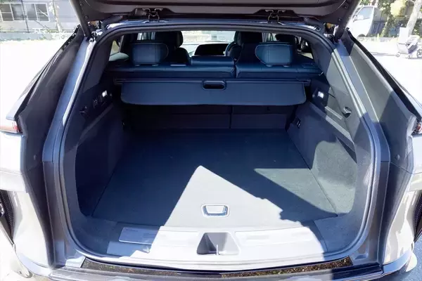 「アメ車のEV「キャデラック LYRIQ」に乗ってみた！522馬力モーターがもたらす超加速＆静粛性に感動」の画像